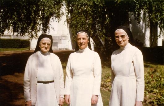 Soeur Inés Mercedes (au centre) peu de temps après avoir été élu, avec Mère Marie Sainte Thérèse (à droite) et Mère Thérèse des Anges (à gauche)