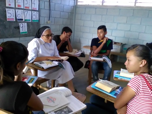 Sr. Deysi avec un groupe d'élèves