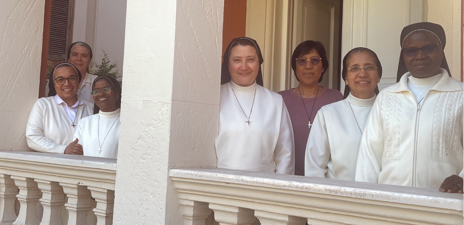 De izquierda a derecha: Hnas. Ana Patricia, Nilda, Anula, Beatriz, Martha, Mariamma y Scholastique