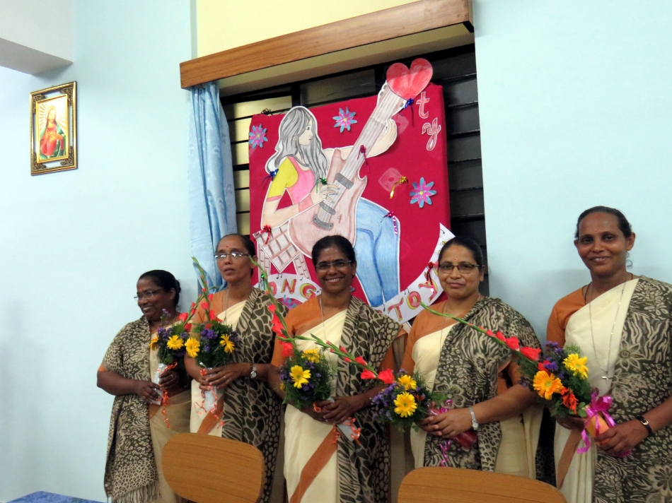 De gauche à droite : Srs. Anney, Sheena, Deepa, Anupa, Jini