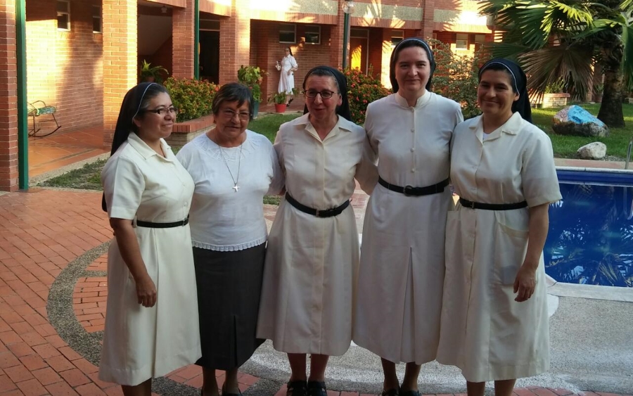 De izquierda a derecha: Hnas. Fabiola, María Soledad, Pastora (superiora provincial), Luz Nelly, Flor Mariela