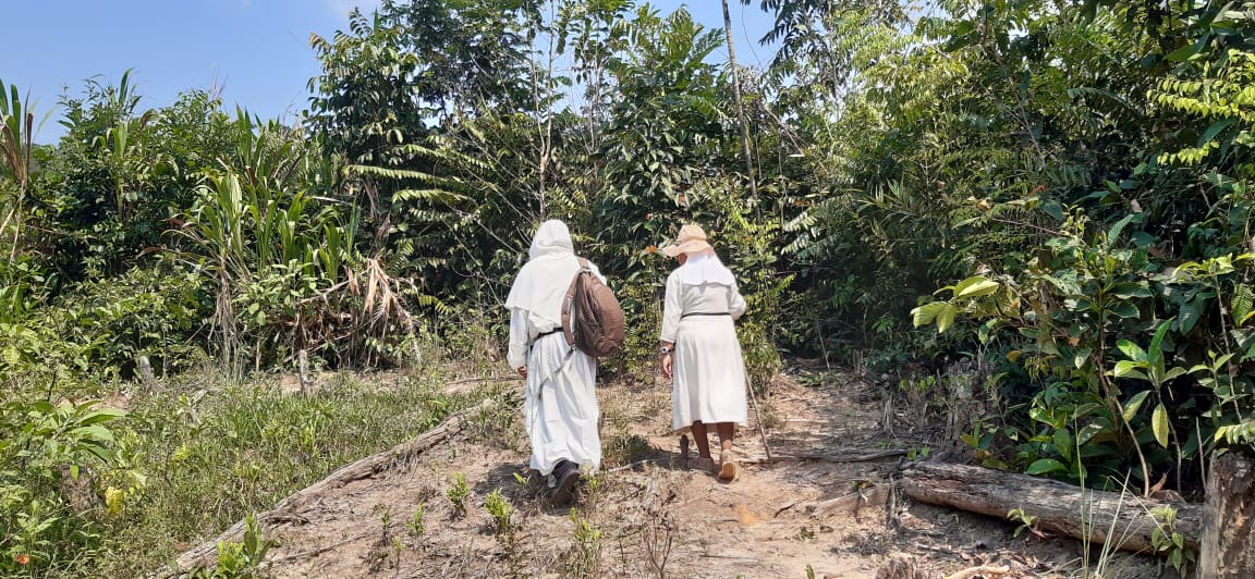 Sr. Ana Cecilia Villabona, Sœur Dominicaine de la Présentation et Fr. Gerardo OP, visite au village de La Selva