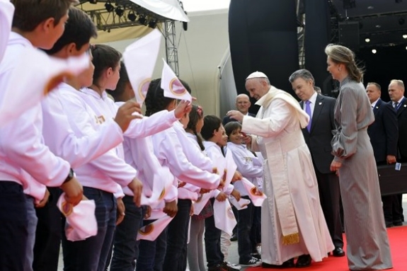 Le pape arrive à Bogota (Photo : Caracol Tv)