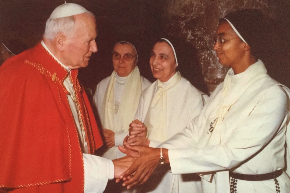 Sœur Joanna saluant le Pape Jean-Paul II